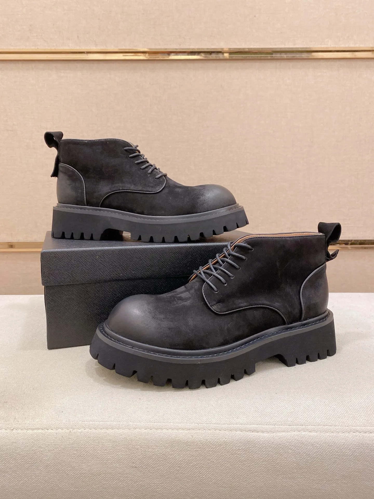 Factory price 580💰 The new PRADA (Prada) counters are launched simultaneously, new men's shoes, 😘fabrics are selected from cowhide. Lining: Full sheepskin lining. 👍🏿 High-end ☄️ air-cushion molded anti-slip rubber outsole, exquisite lines, simple and elegant, comfortable and high-end for leisure travel. Number of yards: 38 to 44. Can be ordered for 45 non-refundable